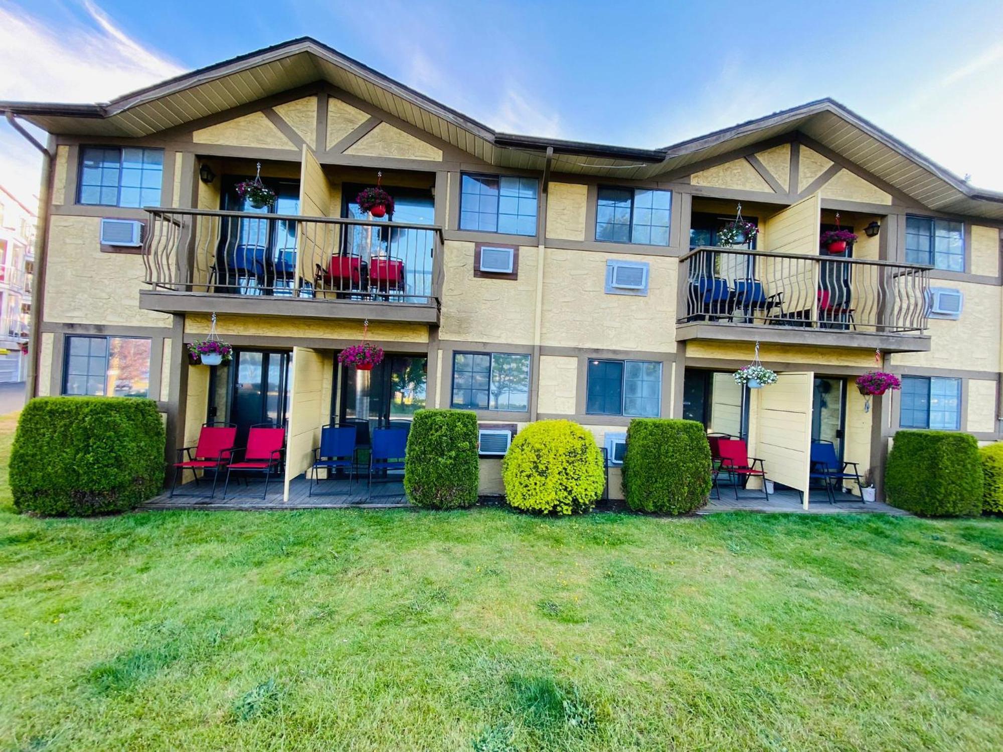 Wessex Inn By The Sea Cowichan Bay Exterior photo