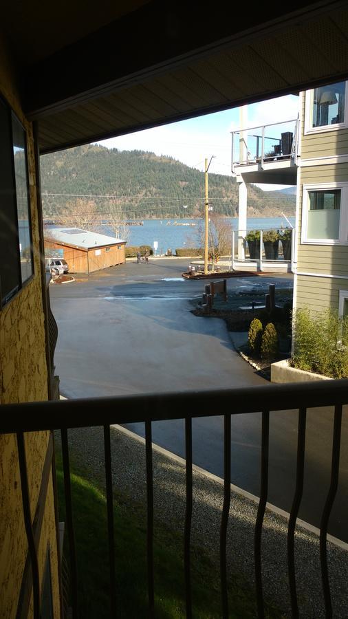 Wessex Inn By The Sea Cowichan Bay Exterior photo